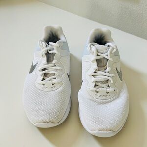 WOMEN'S NIKE REVOLUTION 6  SUSTAINABLE RUNNING SHOES size 8